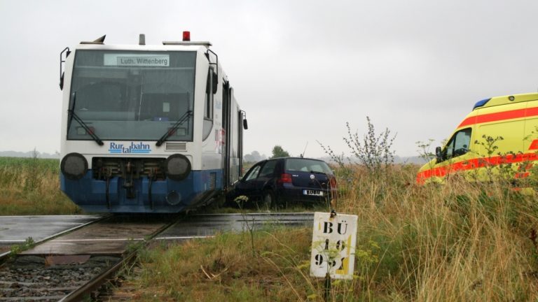 Rettungswagen bei Bahnübergangsunfall